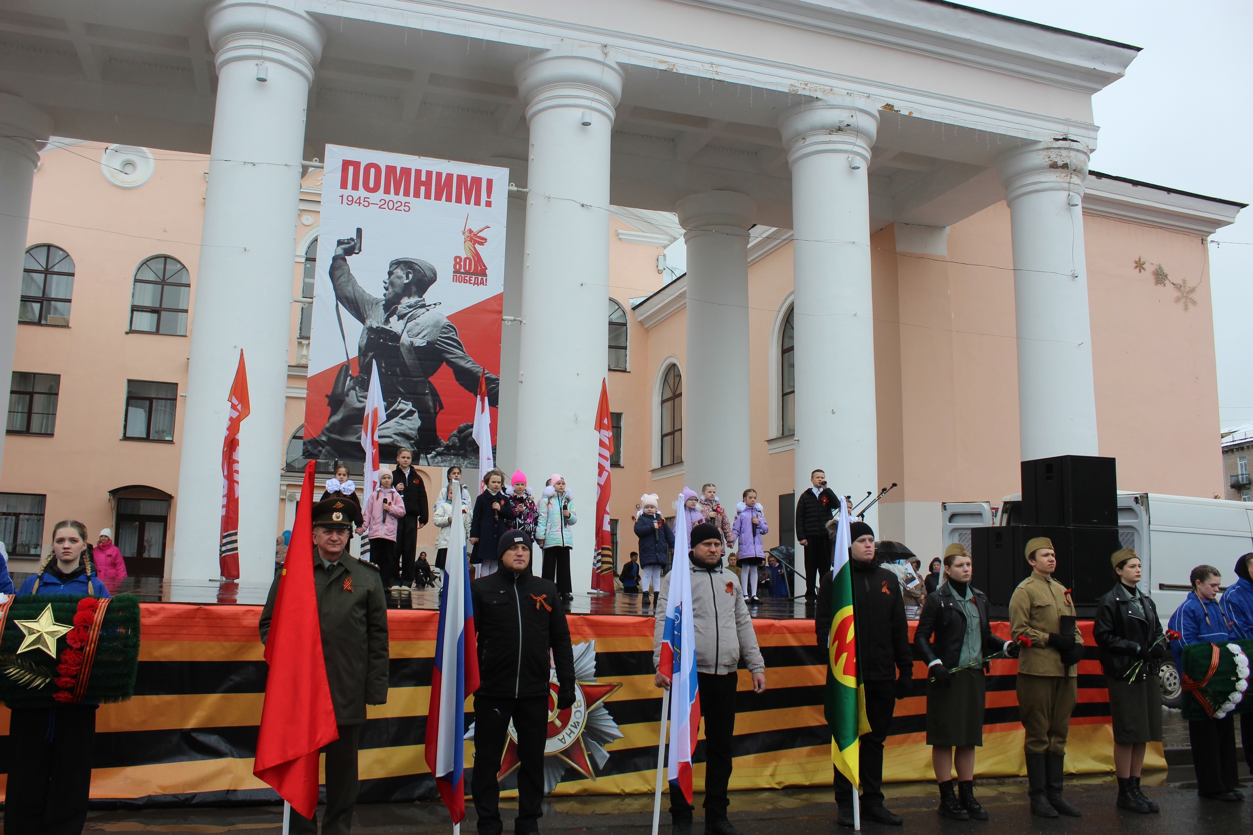 9 мая наша школа приняла участие в торжественном митинге «Нам всем завещана Россия!», посвященном 80–ой годовщине Победы в ВОВ.